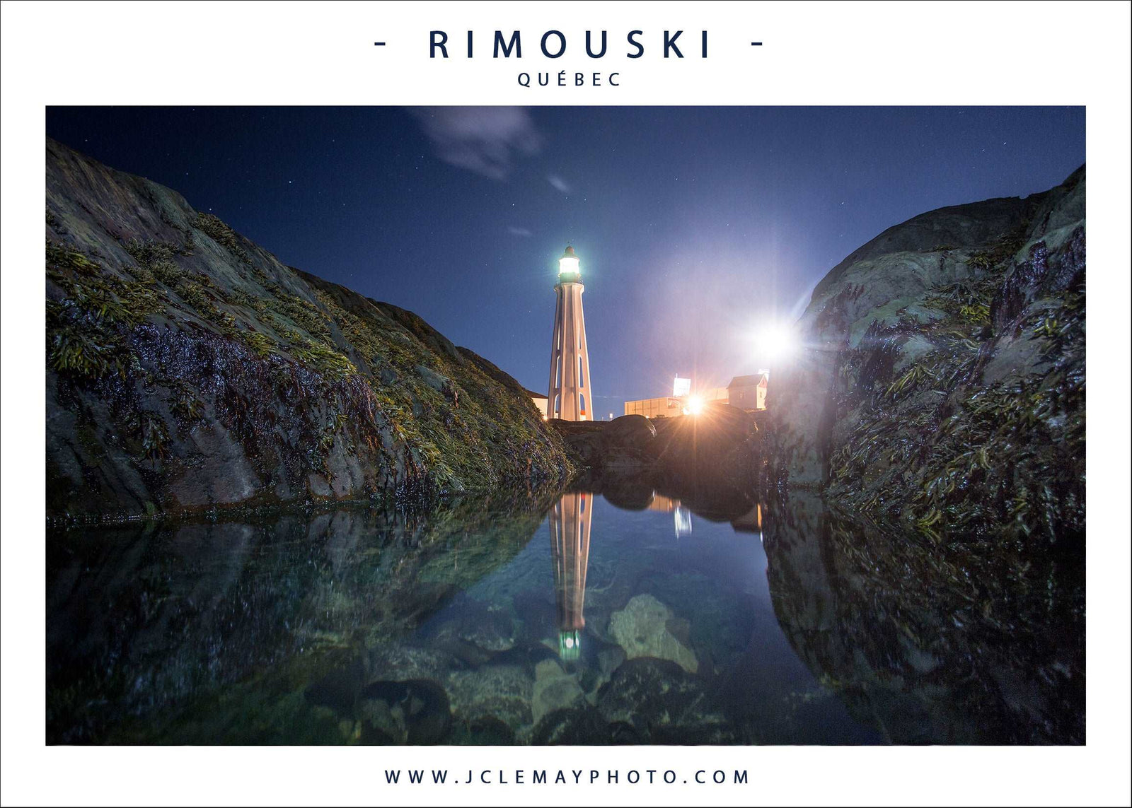 Carte postale du phare de Pointe-au-Père sous un ciel étoilé par Jc Lemay Photo